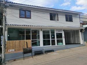 a store on a street in front of a building at NITRO HOUSE in Koh Tao