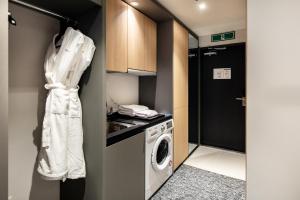 a small kitchen with a washing machine and a washer at Icheon Skysun Hotel in Icheon