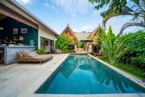 uma piscina no quintal de uma villa em Karma House Ungasan em Jimbaran