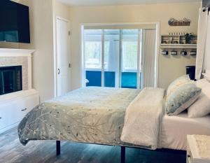 um quarto com uma cama, uma lareira e uma televisão em 1,000 Springs Riverhouse em Hagerman