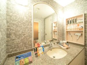 y baño con lavabo y espejo. en Hotel Rocco (Adult Only), en Nara
