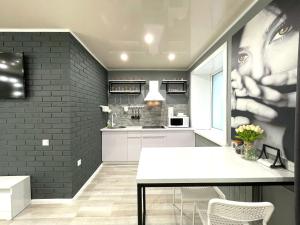 Una cocina o kitchenette en Квартира-студия в центре с белым постельным, идеально чиcтая, с большим зеркалом