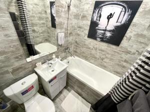 Un baño de Квартира-студия в центре с белым постельным, идеально чиcтая, с большим зеркалом