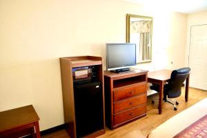 TV a/nebo společenská místnost v ubytování Regency Inn & Suites