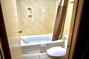 Koupelna v ubytování Regency Inn & Suites