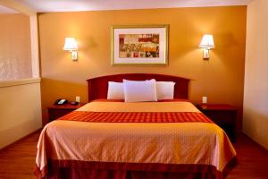 Postel nebo postele na pokoji v ubytování Regency Inn & Suites
