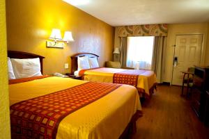Postel nebo postele na pokoji v ubytování Regency Inn & Suites