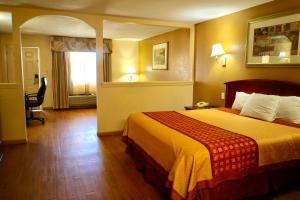 Postel nebo postele na pokoji v ubytování Regency Inn & Suites