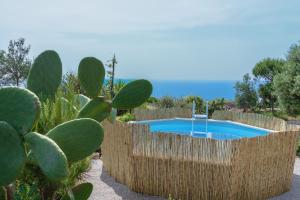 Basen w obiekcie Villa Tina ai Piedi del Faro di Leuca lub w pobliżu
