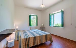 sypialnia z łóżkiem i 2 oknami w obiekcie Beautiful Home In Sarteano With Wifi w mieście Sarteano