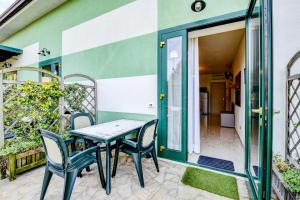 stół i krzesła na patio domu w obiekcie La Forgia Apartments w mieście Peschiera del Garda