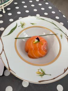 CivrayGîte des ouches - piscine的桌上放着一块食物的盘子