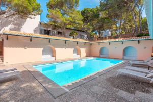 The swimming pool at or close to Villa Lumb