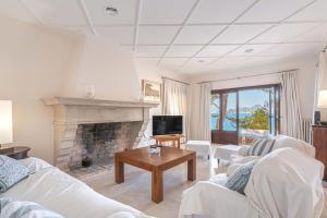 A television and/or entertainment centre at Villa Lumb