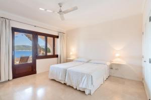 A bed or beds in a room at Villa Lumb Még 18 kép