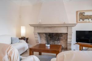 A television and/or entertainment centre at Villa Lumb
