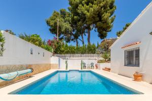 een zwembad in de achtertuin van een huis bij Villa with private Heated pool in Casas de Torrat