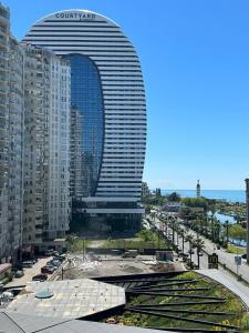 vistas a un edificio con una calle y edificios en Gio, en Batumi