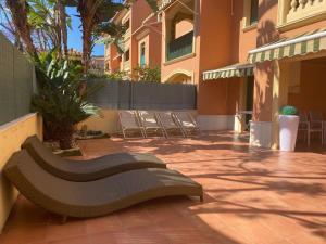 a bench sitting in a courtyard next to a building at Javea: Apartment/ flat - Jávea in Jávea