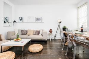 a living room with a couch and a table at Beautiful 2 bedroom Covent Garden apartment in London