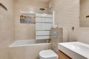 Kúpeľňa v ubytovaní Tarasy Bałtyku Sea Side, Sauna & Gym by Downtown Apartments + 17 fotografií