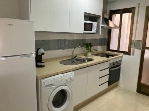 Kuchyňa alebo kuchynka v ubytovaní APARTAMENTOS SOL ANDALUZ - GOYA