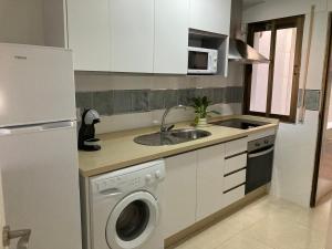 Kuchyňa alebo kuchynka v ubytovaní APARTAMENTOS SOL ANDALUZ - GOYA