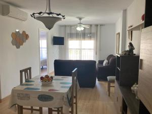 Televízia a/alebo spoločenská miestnosť v ubytovaní APARTAMENTOS SOL ANDALUZ - GOYA