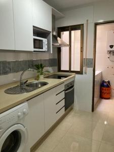 Kuchyňa alebo kuchynka v ubytovaní APARTAMENTOS SOL ANDALUZ - GOYA