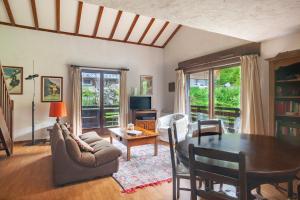 Una sala de estar con una mesa y un comedor. en Chalet Jade, en Saint-Gervais-les-Bains