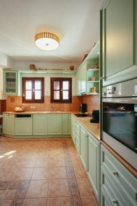 Kuchyň nebo kuchyňský kout v ubytování Βίλλα Φανούλα Villa Fanoula