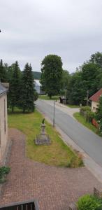 a street with a statue on the side of a road at Ferienwohnung im Herzen von Thüringen in Blankenhain