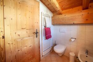 a bathroom with a toilet and a sink at Hof am Schloss Apartement Lärche in Montechiaro +18 photos