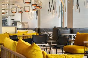 Area soggiorno di Port Tower by Isrotel Design