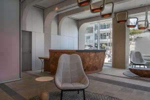 Area soggiorno di Port Tower by Isrotel Design