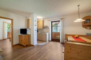 A kitchen or kitchenette at Hof am Schloss Apartment Edelweiss