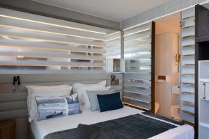 Letto o letti in una camera di Port Tower by Isrotel Design