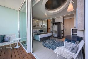 Letto o letti in una camera di Port Tower by Isrotel Design