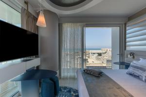 Letto o letti in una camera di Port Tower by Isrotel Design