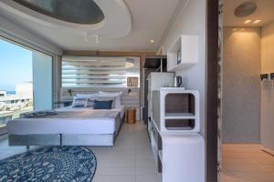 Letto o letti in una camera di Port Tower by Isrotel Design