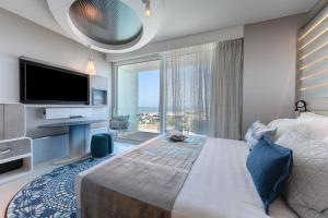 Letto o letti in una camera di Port Tower by Isrotel Design
