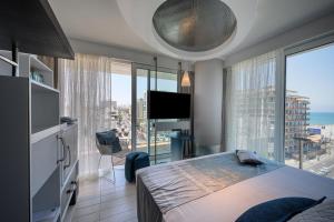 Letto o letti in una camera di Port Tower by Isrotel Design