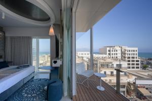 Postel nebo postele na pokoji v ubytování Port Tower by Isrotel Design + 37 fotografií