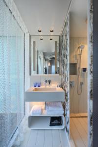 Bagno di Port Tower by Isrotel Design