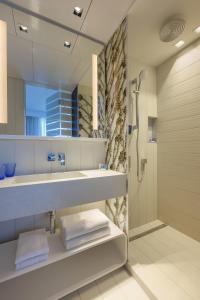 bagno con lavandino e doccia di Port Tower by Isrotel Design a Tel Aviv