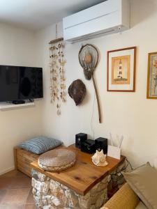 salon ze stołem w pokoju w obiekcie Holiday Home Pure Nature w mieście Tkon