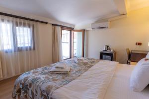 Кровать или кровати в номере Hotel Karacam