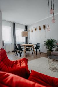 sala de estar con sofá rojo y mesa en Haus Mörbisch, en Mörbisch am See