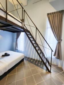 Katil atau katil-katil dalam bilik di Mac Hotel by Sky Hive