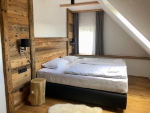 Ένα ή περισσότερα κρεβάτια σε δωμάτιο στο Chalupa pod Ořechem
